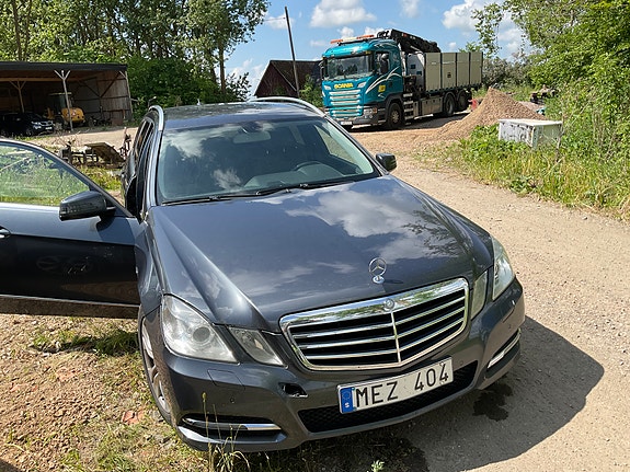 Mercedes-Benz E220 2 of 5
