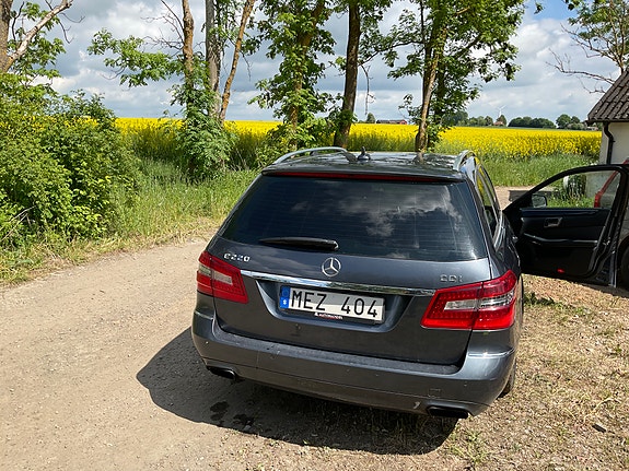 Mercedes-Benz E220 3 of 5