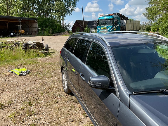 Mercedes-Benz E220 4 of 5