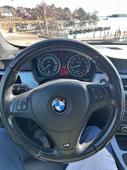 BMW 325i 4 of 5