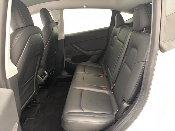 Tesla Model Y 28 of 30