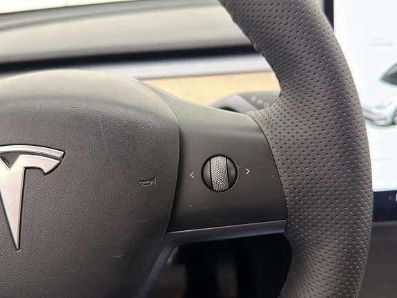 Tesla Model Y 14 of 30