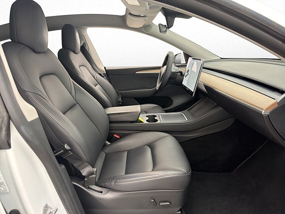 Tesla Model Y 26 of 30