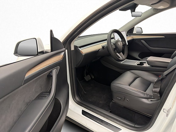 Tesla Model Y 10 of 30