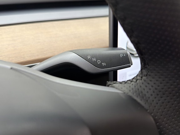 Tesla Model Y 15 of 30