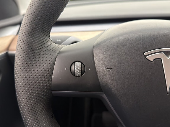 Tesla Model Y 13 of 30