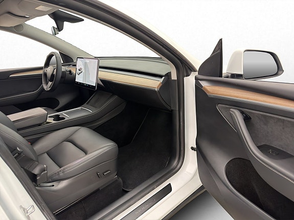Tesla Model Y 27 of 30