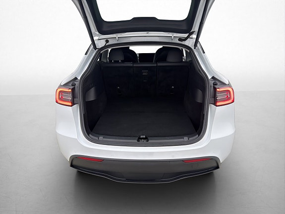 Tesla Model Y 29 of 30