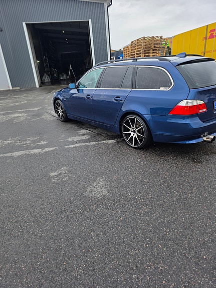 BMW 523i 3 of 3