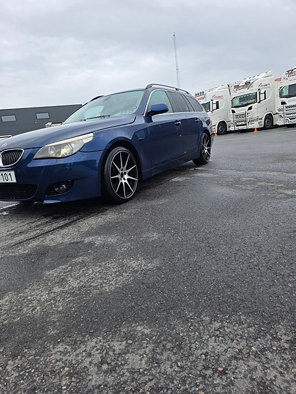BMW 523i 2 of 3