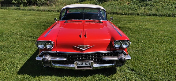 Cadillac Coupé DeVille 2 of 5