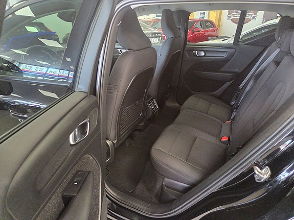 Volvo XC40 4 of 5