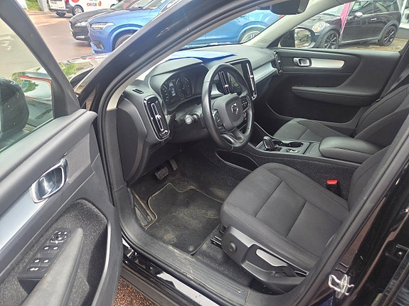 Volvo XC40 2 of 5