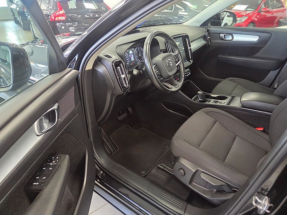 Volvo XC40 2 of 5