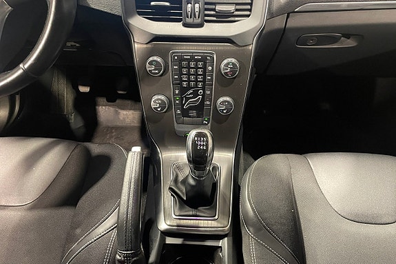 Volvo V40 12 of 16