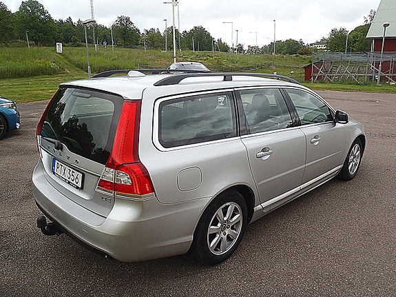 Volvo V70 3 of 5