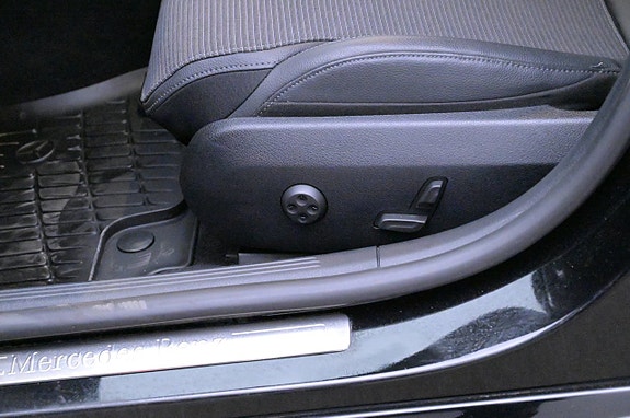 Mercedes-Benz C300 11 of 27