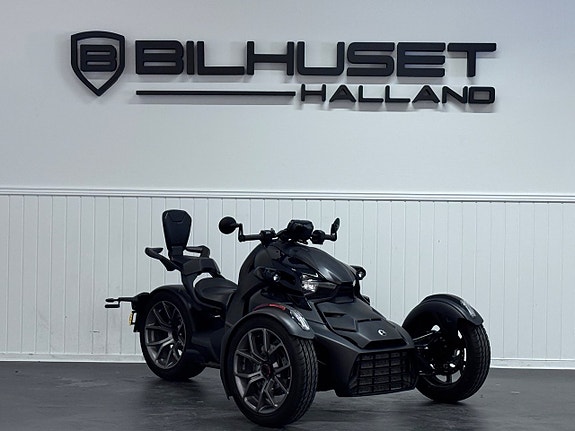 Can-Am Ryker 900 2 sits