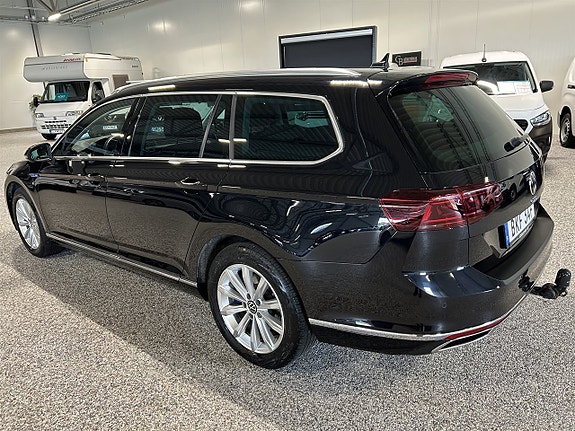 Volkswagen Passat 2 of 5