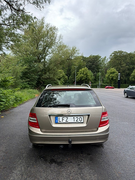 Mercedes-Benz C180 4 of 5