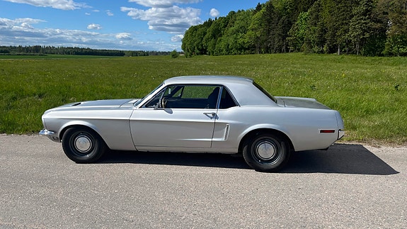Ford Mustang 4 of 5