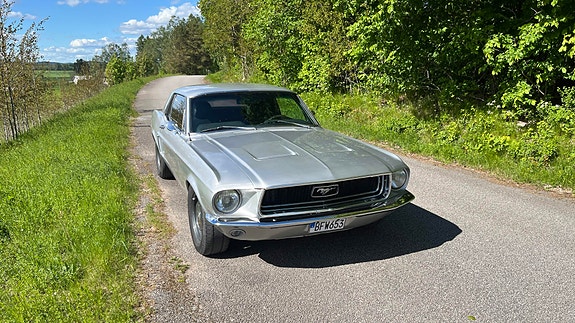 Ford Mustang 2 of 5