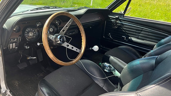 Ford Mustang 8 of 12