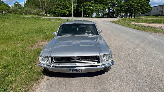 Ford Mustang 3 of 12