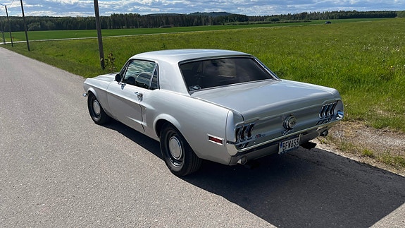 Ford Mustang 6 of 12