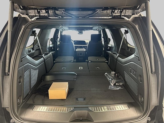 Chevrolet Suburban 12 of 25