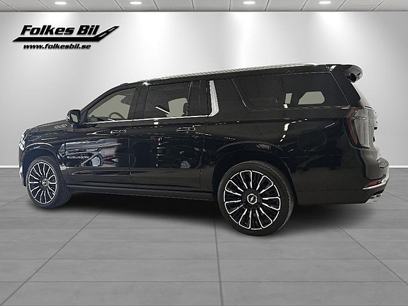 Chevrolet Suburban 5 of 5