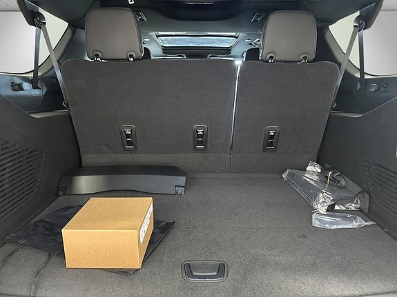 Chevrolet Suburban 11 of 25
