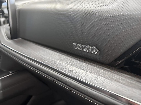 Chevrolet Suburban 15 of 25
