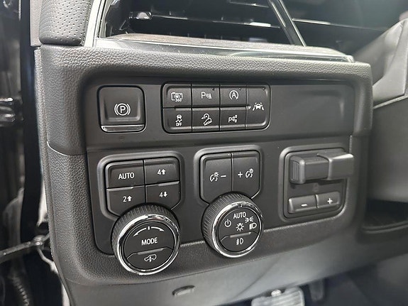 Chevrolet Suburban 10 of 25