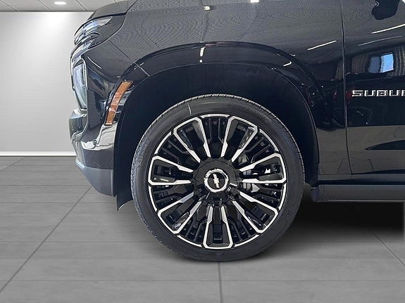 Chevrolet Suburban 4 of 5