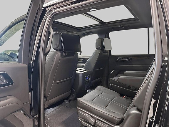 Chevrolet Suburban 9 of 25