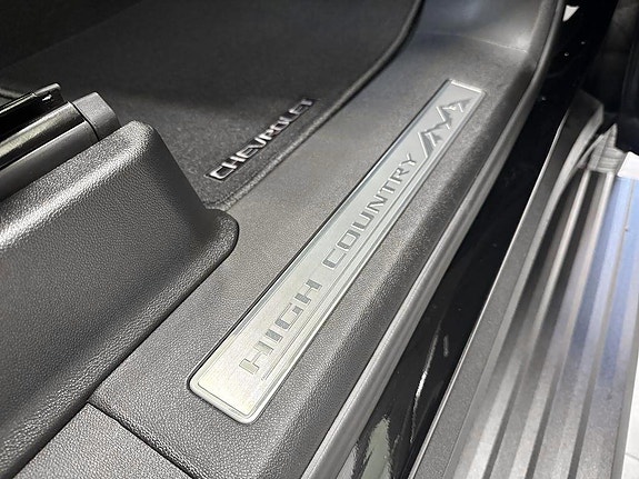 Chevrolet Suburban 17 of 25