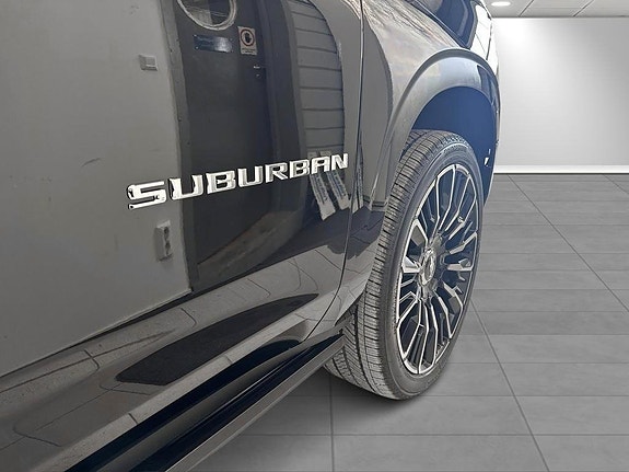 Chevrolet Suburban 13 of 25