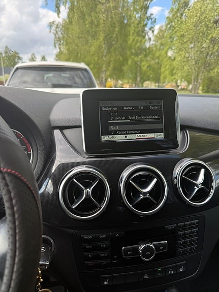 Mercedes-Benz B180 4 of 5