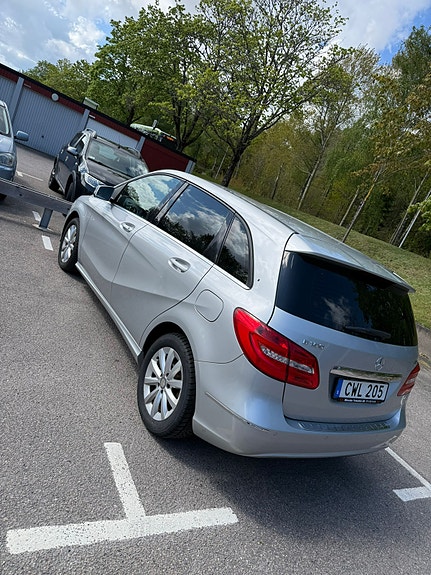 Mercedes-Benz B180 3 of 5