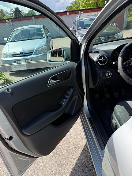 Mercedes-Benz B180 5 of 5