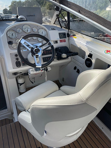 Chris-Craft Crowne 30, CE märkt med 2x270 hk | 480 h| Bogpropeller | Trailer 5 of 5