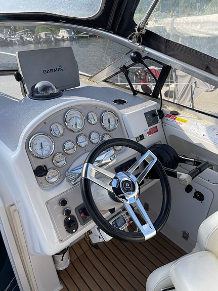 Chris-Craft Crowne 30, CE märkt med 2x270 hk | 480 h| Bogpropeller | Trailer 3 of 5