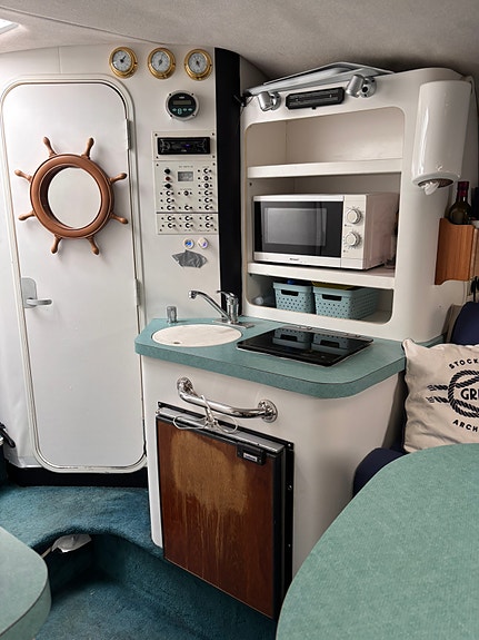 Chris-Craft Crowne 30, CE märkt med 2x270 hk | 480 h| Bogpropeller | Trailer 2 of 5