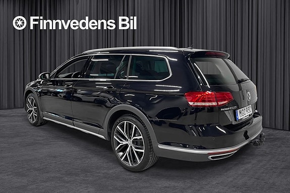 Volkswagen Passat Alltrack 2 of 5