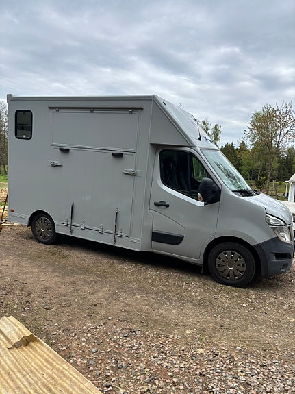 Nissan NV400 2 of 5