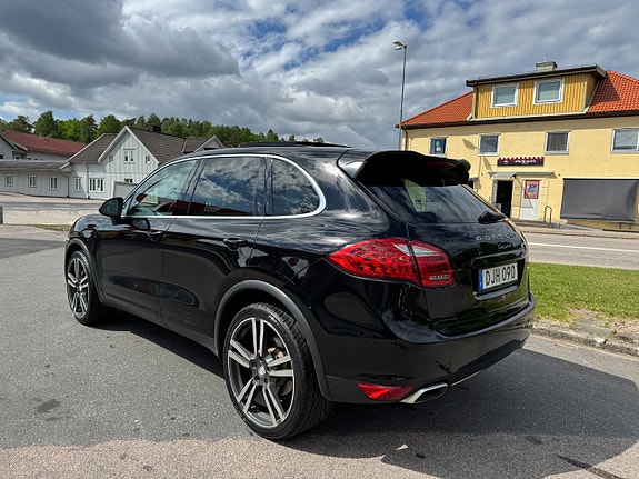Porsche Cayenne 3 of 5