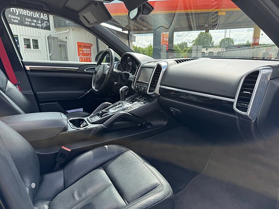 Porsche Cayenne 8 of 14
