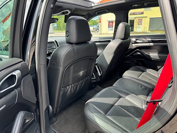 Porsche Cayenne 11 of 14