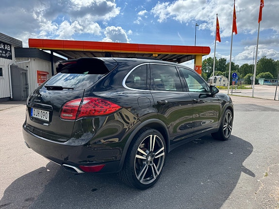 Porsche Cayenne 4 of 5